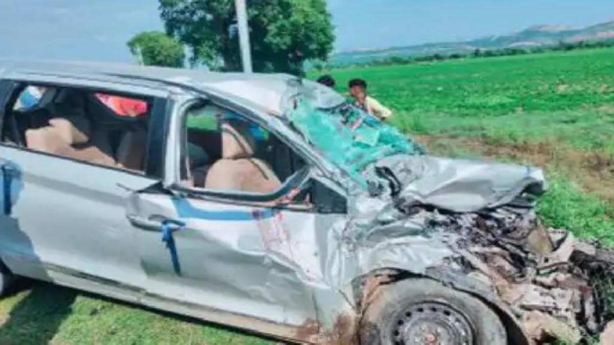 तेज रफ्तार बस ने कार में मारी जबरदस्त टक्कर, हादसे में 4 की दर्दनाक मौत