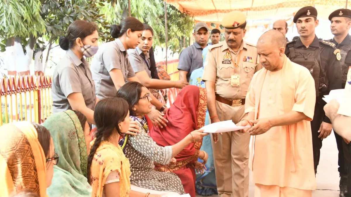 CM योगी ने सुनी लोगों की समस्याएं, कहा- जन समस्या के समाधान में न हो कोताही