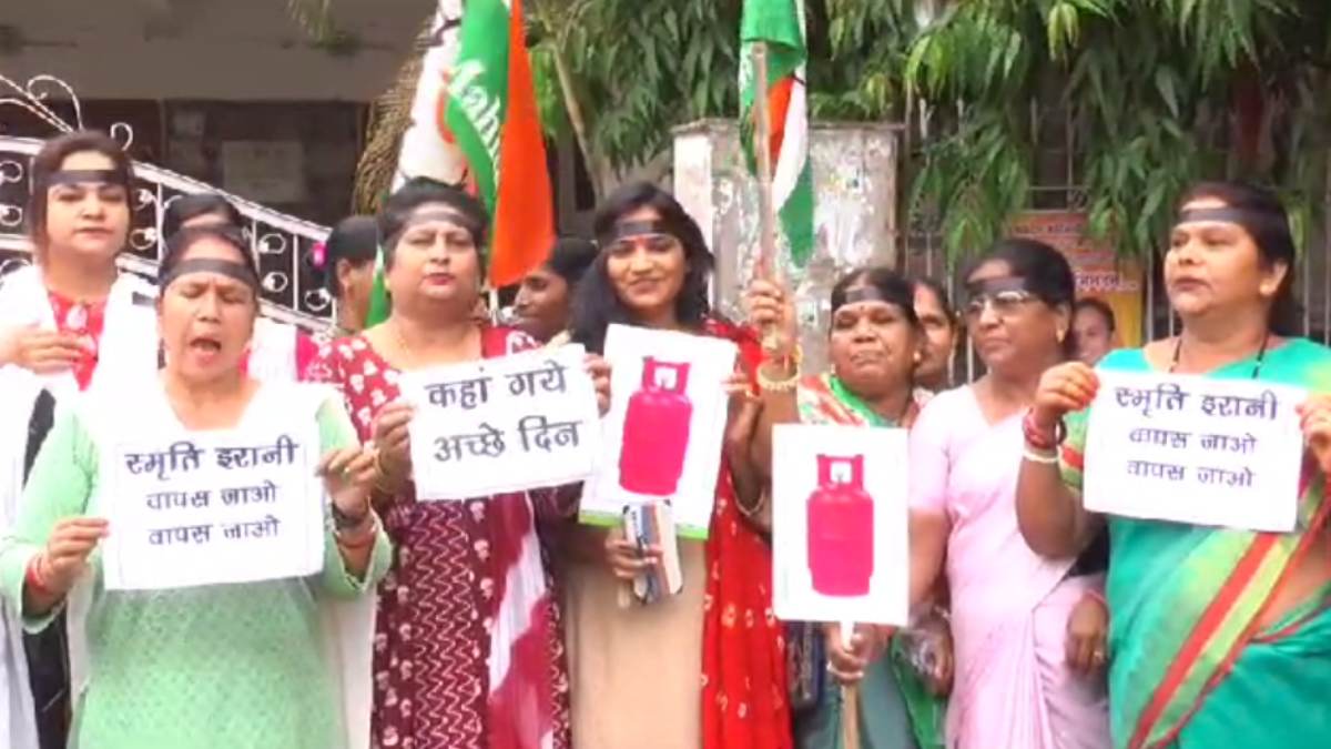 बाल कल्याण क्षेत्रीय संगोष्ठी कार्यक्रम में बड़ी चूक: अडॉप्ट बच्चों को लेकर पहुंचे अभिभावक, चेहरे हुए सार्वजनिक, इधर कांग्रेस ने स्मृति ईरानी का किया विरोध