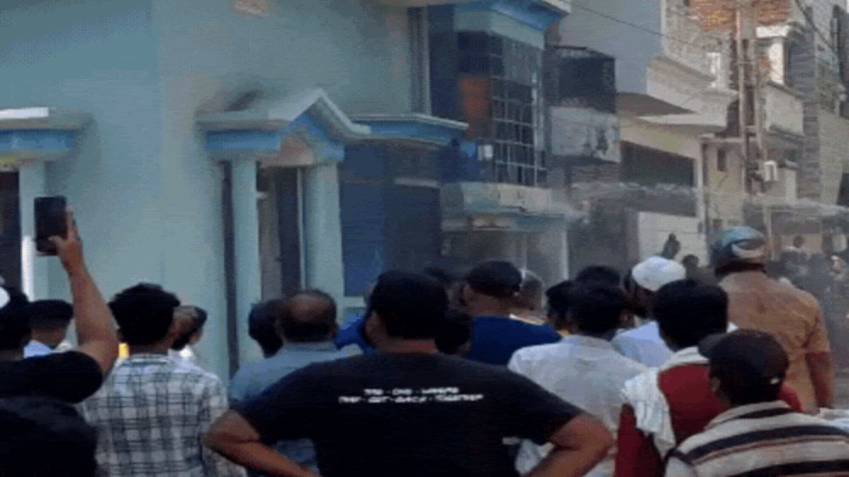 युवक ने धारदार हथियार से काटकर की मां-बहन की हत्या, पिता की हालत गंभीर, खुद को लगाई आग