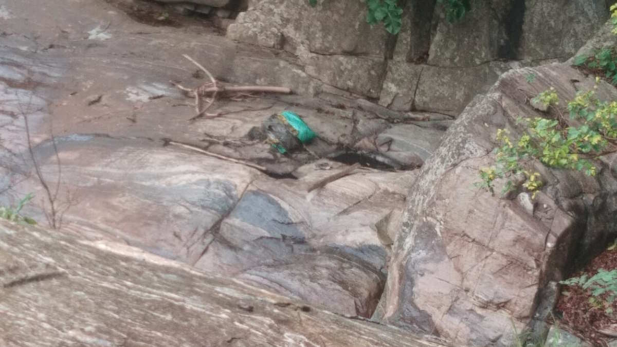 जलप्रपात में प्लास्टिंग की बोरियों में टुकड़ों में मिली युवक की लाश, महीने भर पहले थाने में दर्ज कराई गई थी गुमशुदगी रिपोर्ट…