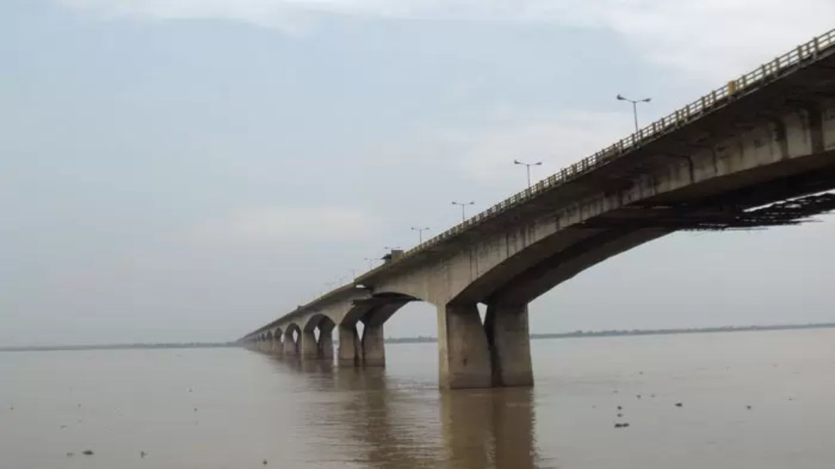 दूसरे युवक के साथ बात करते हुए पकड़ाई प्रेमिका, विवाद बढ़ा तो युवती ने प्रेमी को गंगा में दे दिया धक्का