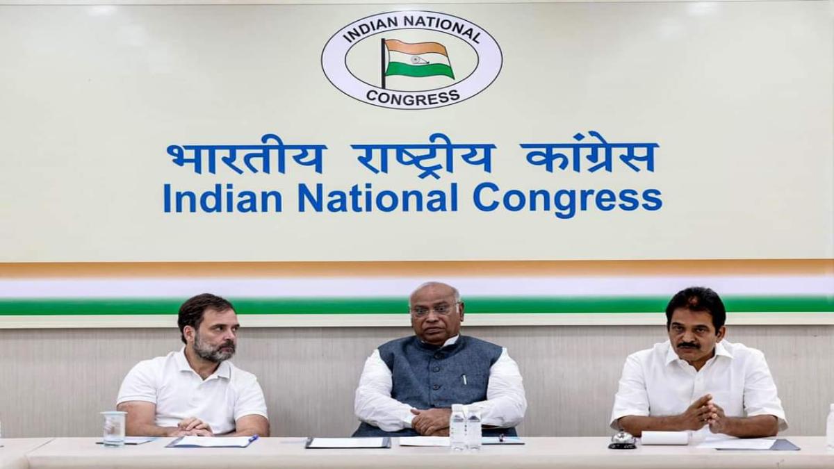 CONG को ऑपरेशन लोटस का डरः कांग्रेस के कई विधायकों का BJP से संपर्क होने का दावा, राहुल गांधी ने नेताओं की मीटिंग लेकर दे डाली ये सलाह…