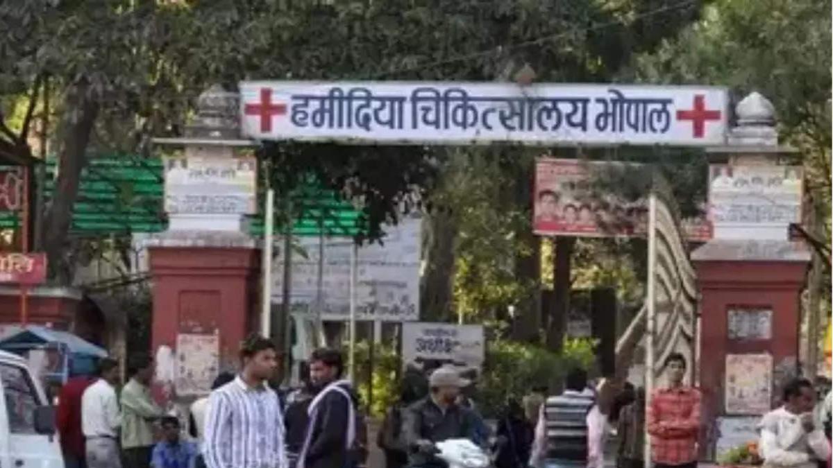 Bhopal news: हमीदिया अस्पताल के नए भवन की सीलिंग गिरी, बच्चा वार्ड की घटना