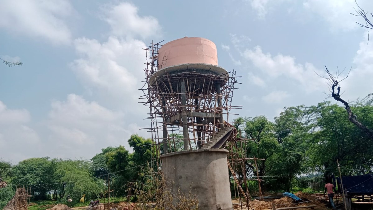 MP: भ्रष्टाचार की भेंट चढ़ी नल जल योजना, उद्घाटन से पहले ही डेढ़ फुट झुकी पानी की टंकी, कभी भी हो सकता है बड़ा हादसा