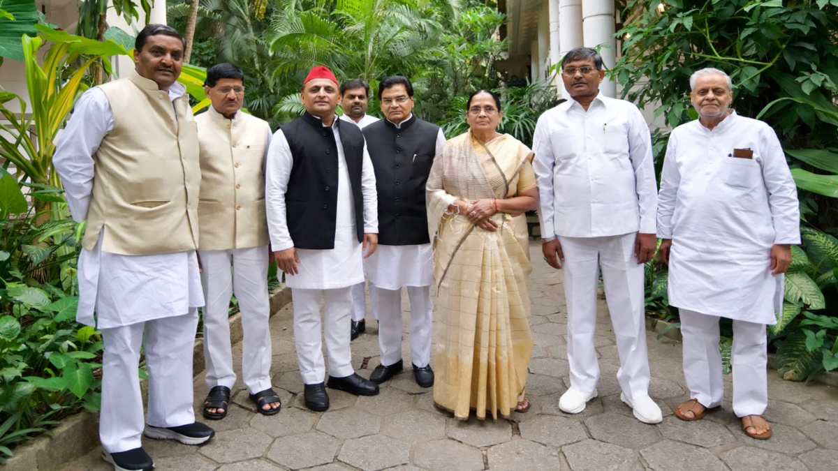 अखिलेश यादव विपक्षी एकता की बैठक में शामिल होने पहुंचे बैंगलुरु, कहा- चुनाव में जनता BJP का करेगी सफाया