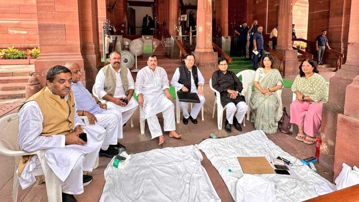 मानसूत्र सत्र से निलंबित होने के बाद संजय सिंह ने संसद परिसर पर बिस्तर लगाकर डाला डेरा, तीन दिनों से बैठे हैं धरने पर