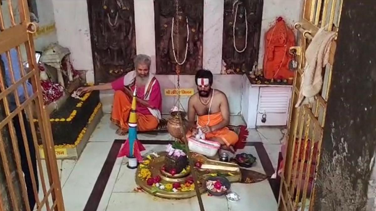 चंद्रयान-3 की सफलता के लिए उज्जैन में अनुष्ठान: कुण्डेश्वर महादेव मंदिर में मॉडल रखकर अभिषेक, डेढ़ माह पहले इसरो प्रमुख ने यहीं की थी पूजा