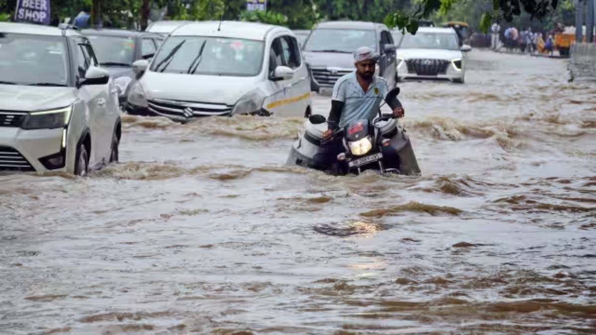 UP Weather : भारी बारिश से जनजीवन अस्त-व्यस्त, कई जिलों में स्कूल बंद, आज भी मूसलाधार का अलर्ट