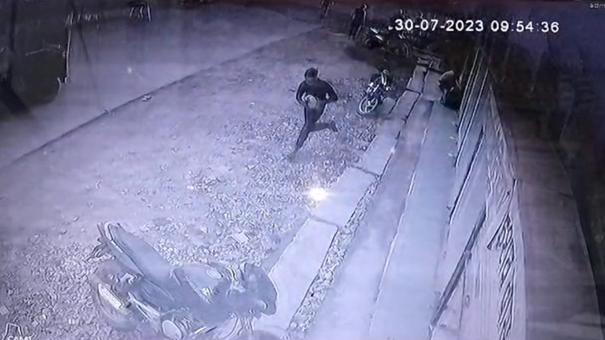 MP BREAKING: दिनदहाड़े गल्ला व्यापारी से लाखों की लूट, दुकान खोलते वक्त बाइक सवार बदमाश रुपयों से भरा बैग लेकर भाग गए, वारदात कैमरे में कैद