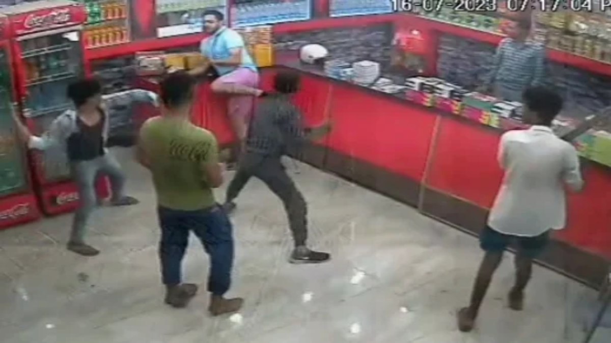 UP में गुंडाराज! ताजमहल देखने आए दिल्ली के पर्यटक को बदमाशों ने बेरहमी से पीटा, पूरी वारदात CCTV में कैद