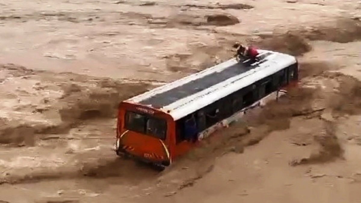 नदी के तेज बहाव में फंसी यात्रियों से भरी बस, मची चीख-पुकार, देखिए दिल दहला देने वाला Video