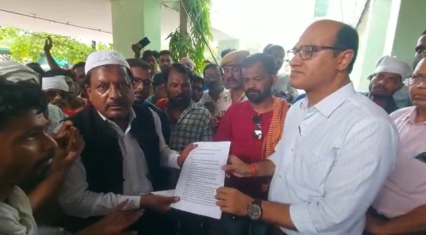 गंगा जमुना स्कूल हिजाब मामला: नए शिक्षा सत्र से स्कूल खुलवाने बच्चों के साथ पैरेंट्स पहुंचे कलेक्ट्रेट, सौंपा ज्ञापन