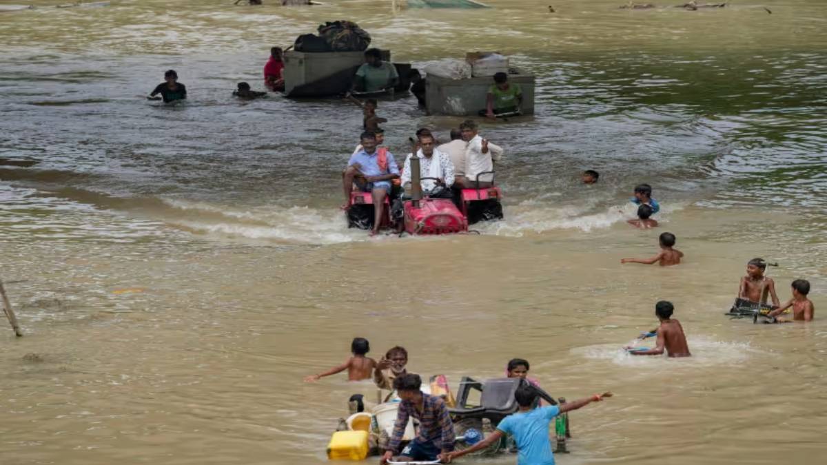 आफत की बारिश : हिंडन नदी में बढ़ा जलस्तर, कई इलाकों में घुसा पानी, फिर मंडराने लगा बाढ़ का खौफ