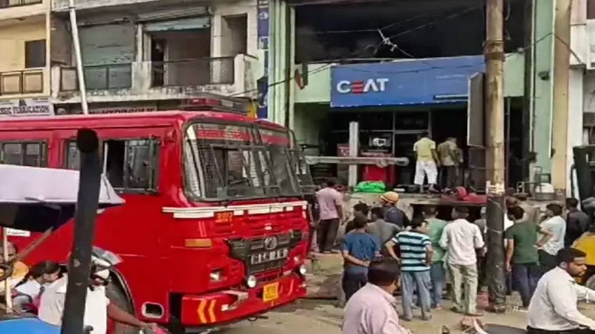 Ghaziabad News : टायर गोदाम के बेसमेंट में लगी भीषण आग, भरा धुंआ, मची अफरा-तफरी