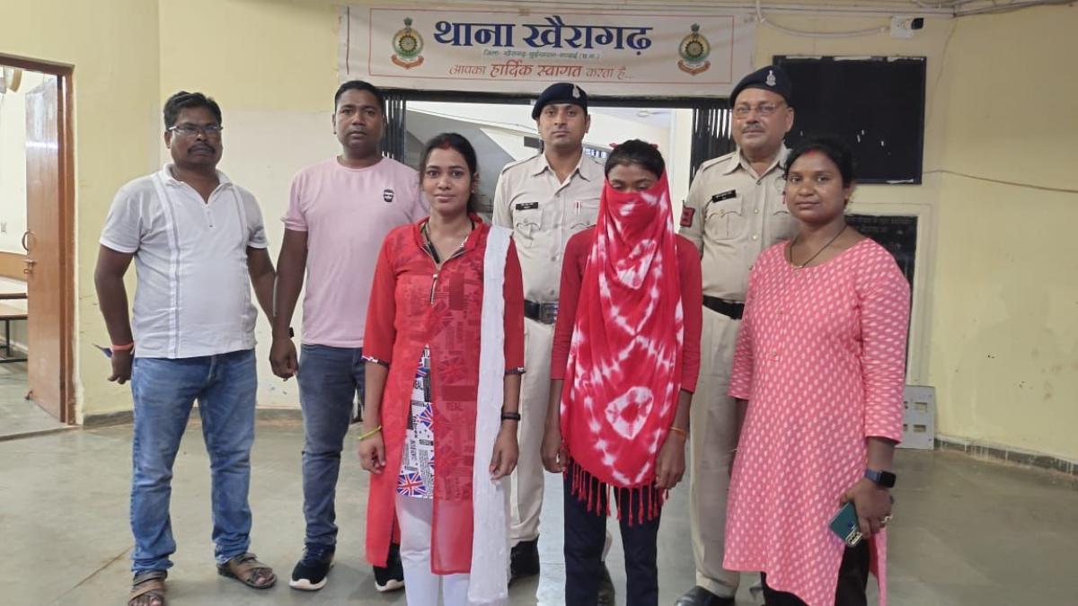 दो बहनों को एक ही युवक से हुआ प्यार, जब बड़ी बहन को पता चला तो छोटी बहन को कुल्हाड़ी मारकर उतारा मौत के घाट