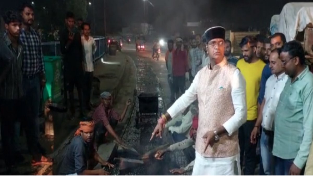 भोपाल टॉकीज आरओबी पर शुरू हुआ मैस्टिक एस्फाल्ट की लेयरिंग का काम, मंत्री विश्वास कैलाश सारंग ने किया निरीक्षण, कहा- मरम्मत से बढ़ जाएगी ब्रिज की उम्र