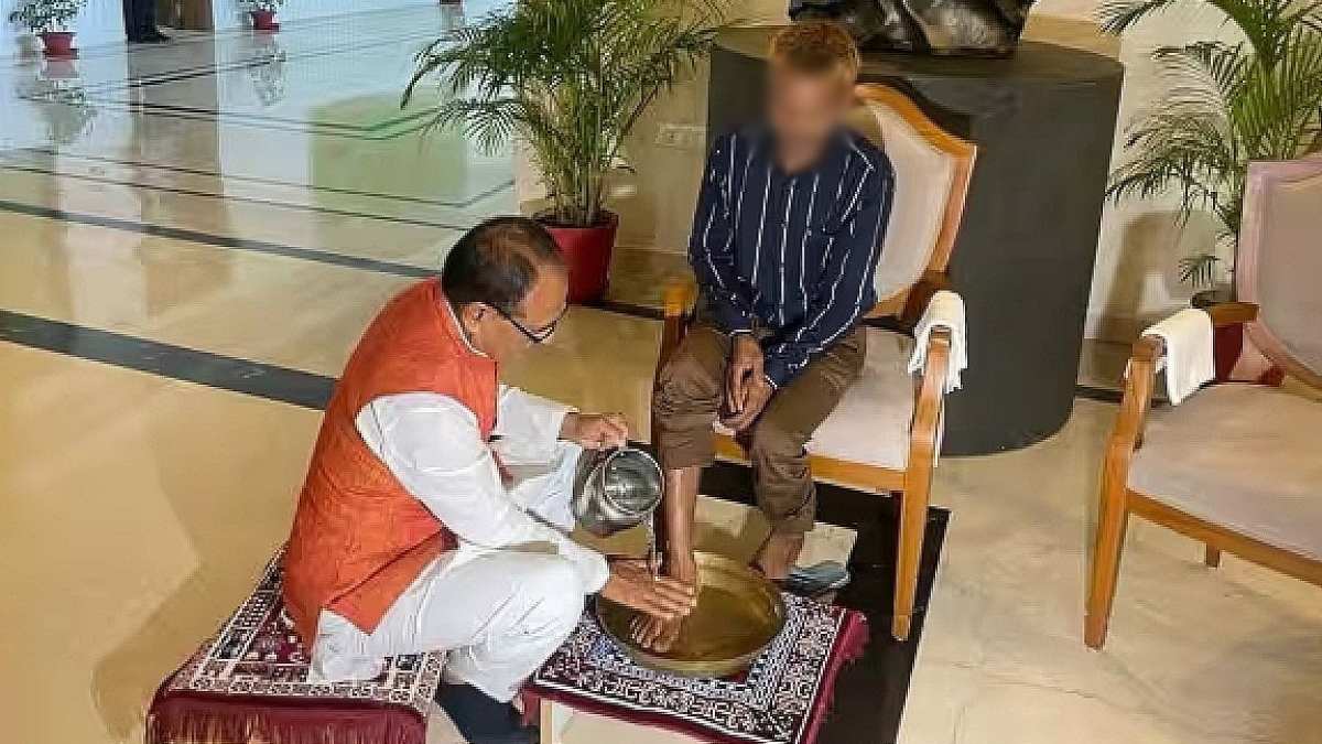 ‘पीड़ित आदिवासी को CM हाउस में बुलाकर कैमरा के घेरे में उसके पैर धोना नाटकबाजी और चुनावी स्वार्थ’, शिवराज पर भड़कीं मायावती