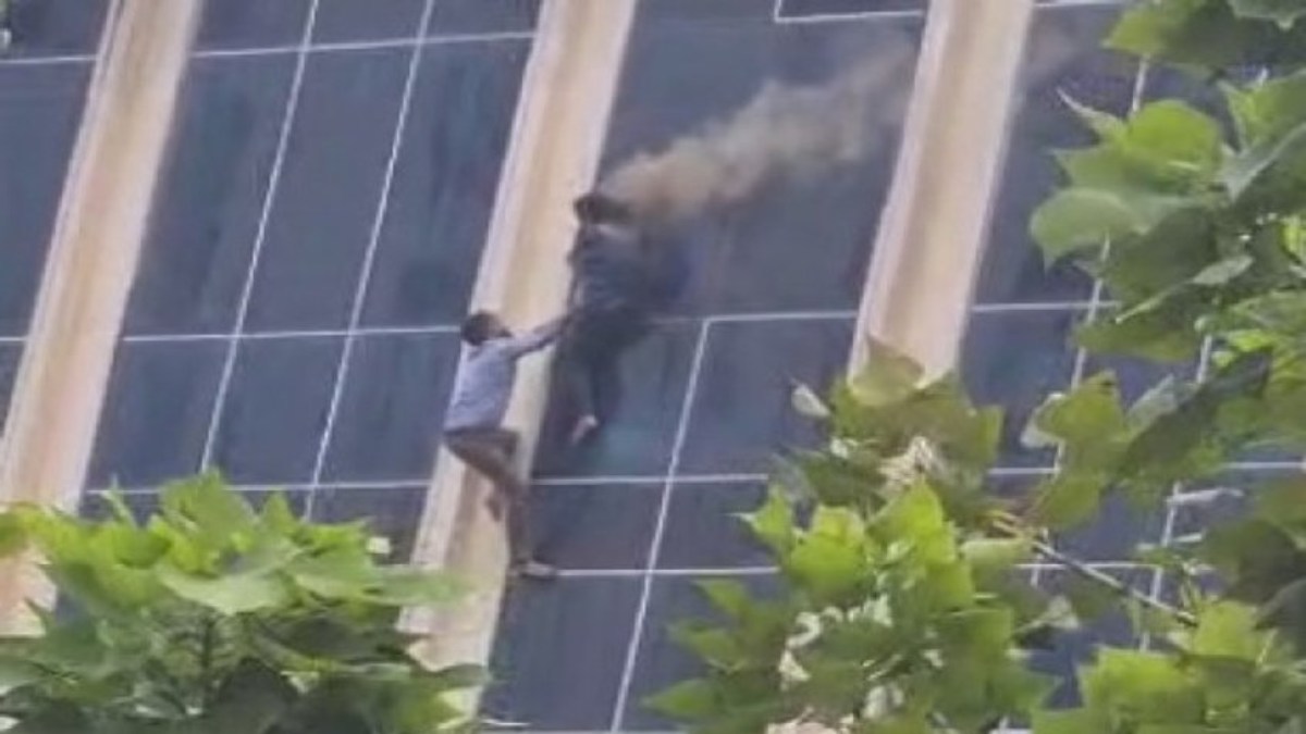 Breaking News : इस मॉल में लगी भीषण आग, लोगों ने जान बचाने के लिए बिल्डिंग से लगाई छलांग, फंसे कई लोग, देखें Video
