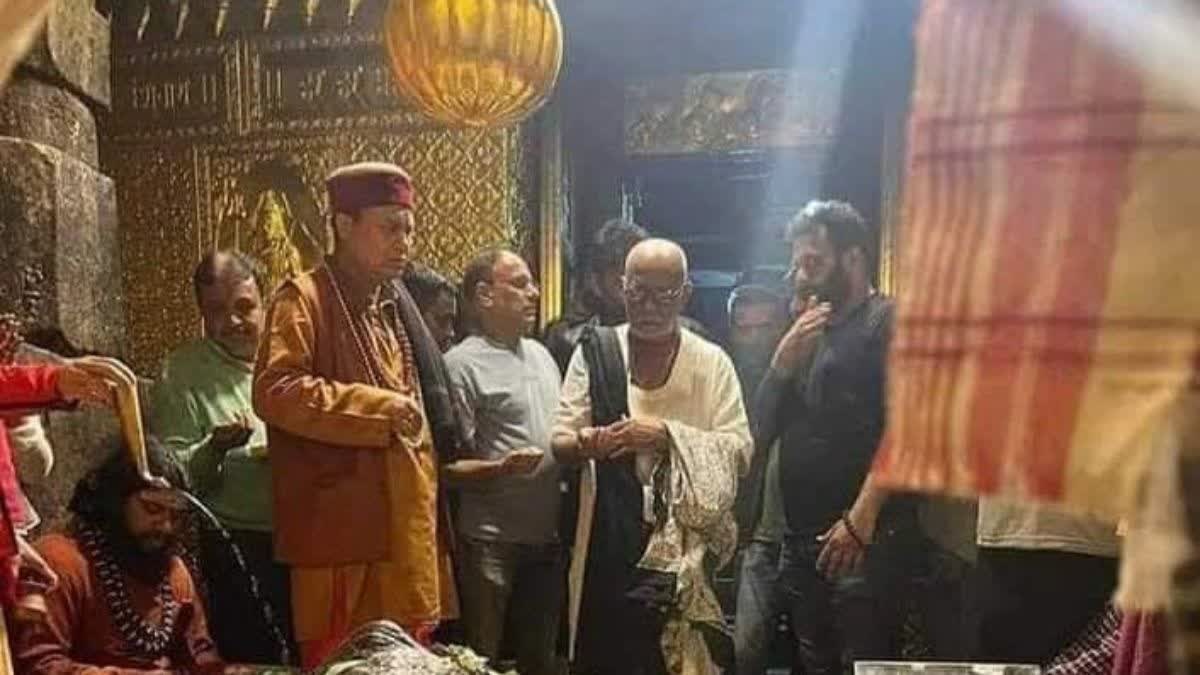 केदारनाथ मंदिर के गर्भगृह से मोरारी बापू की तस्वीर आई सामने, सोशल मीडिया पर हुई वायरल, VIP कल्चर पर उठ रहे सवाल