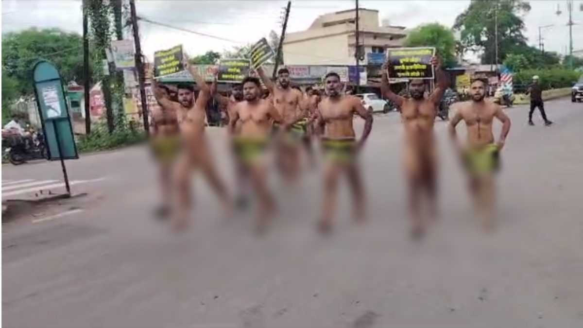 प्रदर्शनकारियों पर खाकी का हंटरः नग्न प्रदर्शन कर रहे युवकों को नहीं थी परमिशन, फैलाई अश्लीलता, 29 के खिलाफ विभिन्न धाराओं के तहत मामला दर्ज
