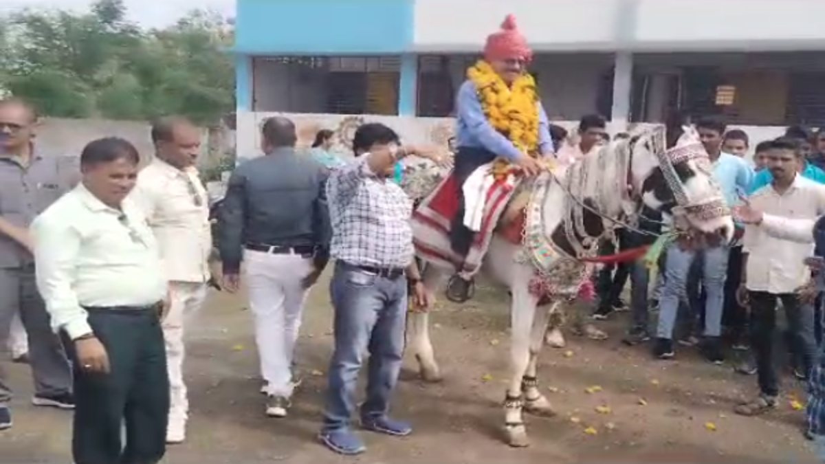 MP में शिक्षक की अनोखी विदाई, VIDEO: रिटायरमेंट पर स्टूडेंट्स और स्टॉफ ने घोड़ी पर बैठाया, ढोल-नगाड़ों के साथ किया विदा