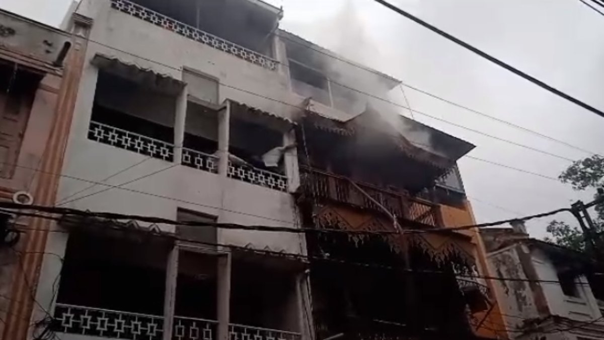 Fire News: बिल्डिंग की तीसरी मंजिल में लगी आग, हजारों का सामान जलकर खाक