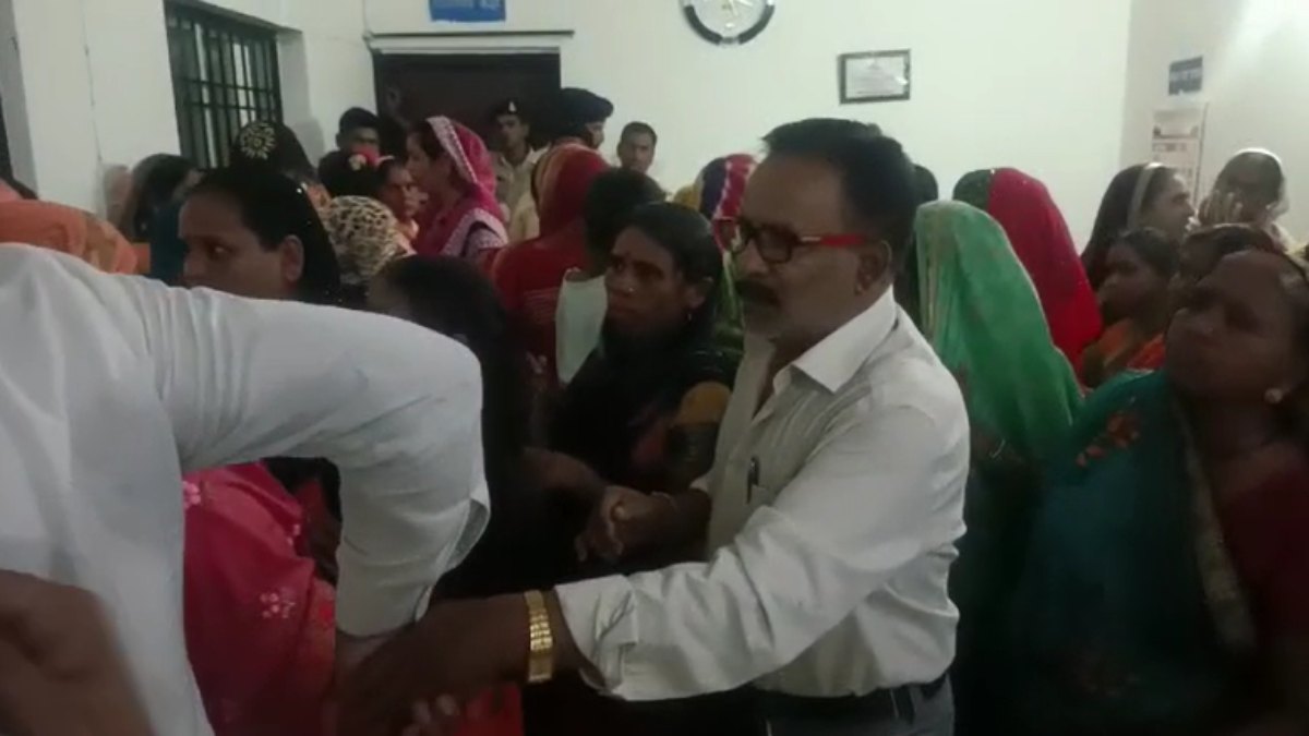कथित लव जिहाद और बवाल: अचानक गायब हो गई 19 साल की छात्रा, लड़के की बहन बहला-फुसलाकर ले गई, थाने में जमकर मचा बवाल