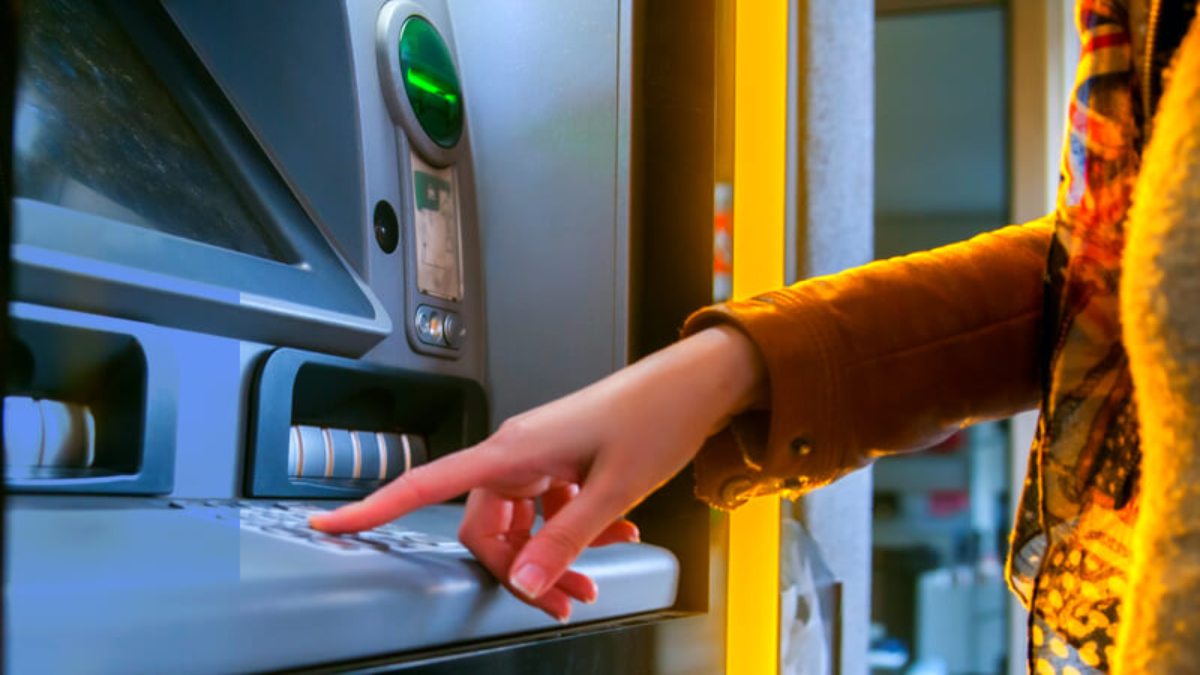Cardless Cash Withdrawal Facility: अब बिना कार्ड के ATM से निकाल सकेंगे Cash, SBI ने दी धांसू सुविधा, जानिए डिटेल