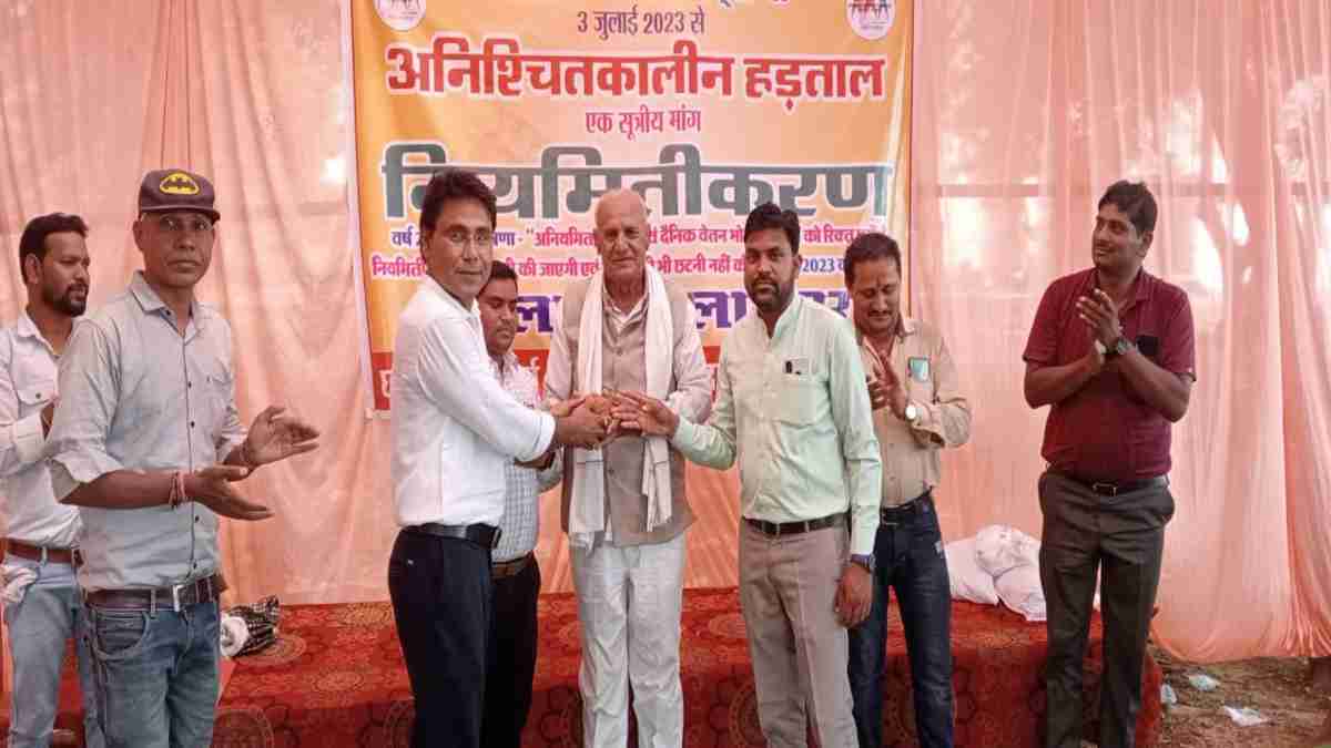 हड़ताल पर बैठे संविदा कर्मचारियों के मंच पर आए 80 साल के बुजुर्ग, कहा – छत्तीसगढ़ में संविदा प्रथा का हो अंत, सरकार से की नियमितीकरण की अपील