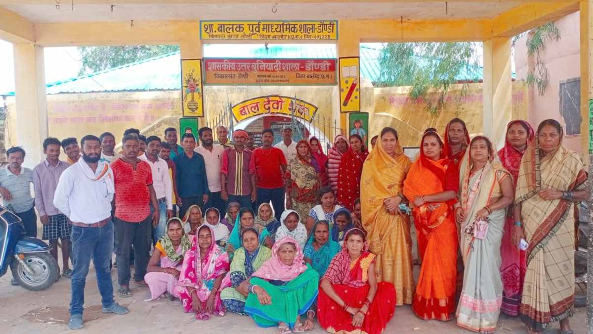 एक शिक्षक कैसे गढ़ेंगे बच्चों का भविष्य! : सरकारी इंग्लिश मीडियम स्कूल में एक ही शिक्षक, पालकों ने BEO कार्यालय में किया प्रदर्शन, कहा – समस्या दूर नहीं हुई तो करेंगे तालाबंदी