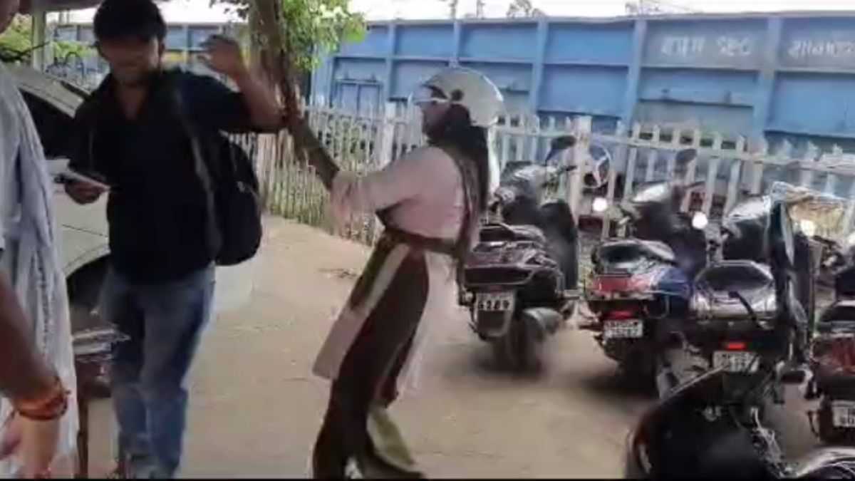 स्टेशन परिसर में पत्नी ने की पति की झाड़ू से पिटाई, VIDEO हुआ वायरल, जानें क्या है पूरा मामला?