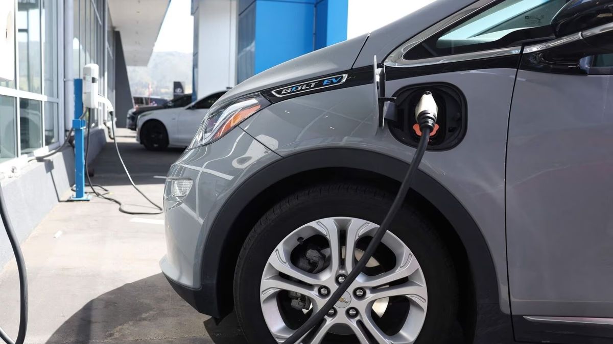 EV Care Tips : बारिश में इलेक्ट्रिक कार को करना है चार्ज, ऐसा करना कितना सुरक्षित ? यहां मिलेंगे सभी सवालों के जवाब