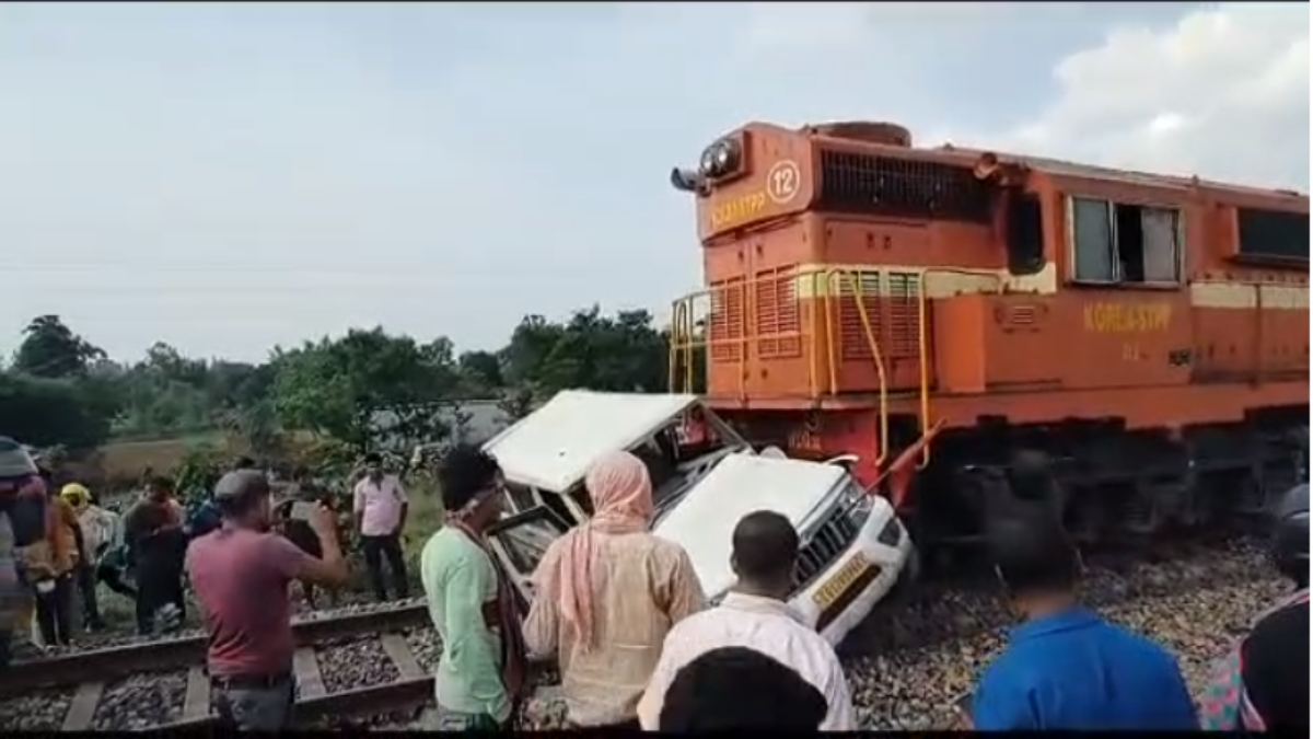 CG BREAKING : ट्रेन की चपेट में आया बोलेरो, वाहन के उड़े परखच्चे, देखें VIDEO…