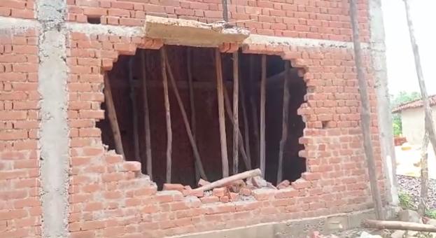 गांव में हाथी का आतंक, घर को तोड़ने के बाद फसलों को पहुंचाया नुकसान, देखें VIDEO…