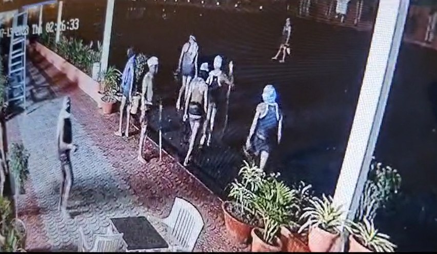 MP में चड्डी बनियान गिरोह फिर सक्रियः इंदौर में गार्ड को बंधक बनाकर कई घरों में डाली डकैती, एक दर्जन बदमाश कैमरे में कैद, पुलिस ने लिखी चोरी की रिपोर्ट
