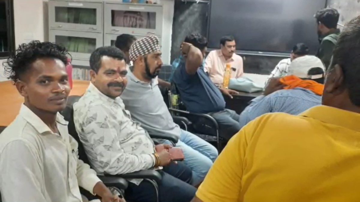 CG में टीचर का अश्लील कांड: 8वीं की छात्राएं बोलीं- बैड टच करते हैं सर, कभी-कभी शौंचालय में आ जाते हैं, आत्मानंद स्कूल के शिक्षक पर काली करतूत के आरोप