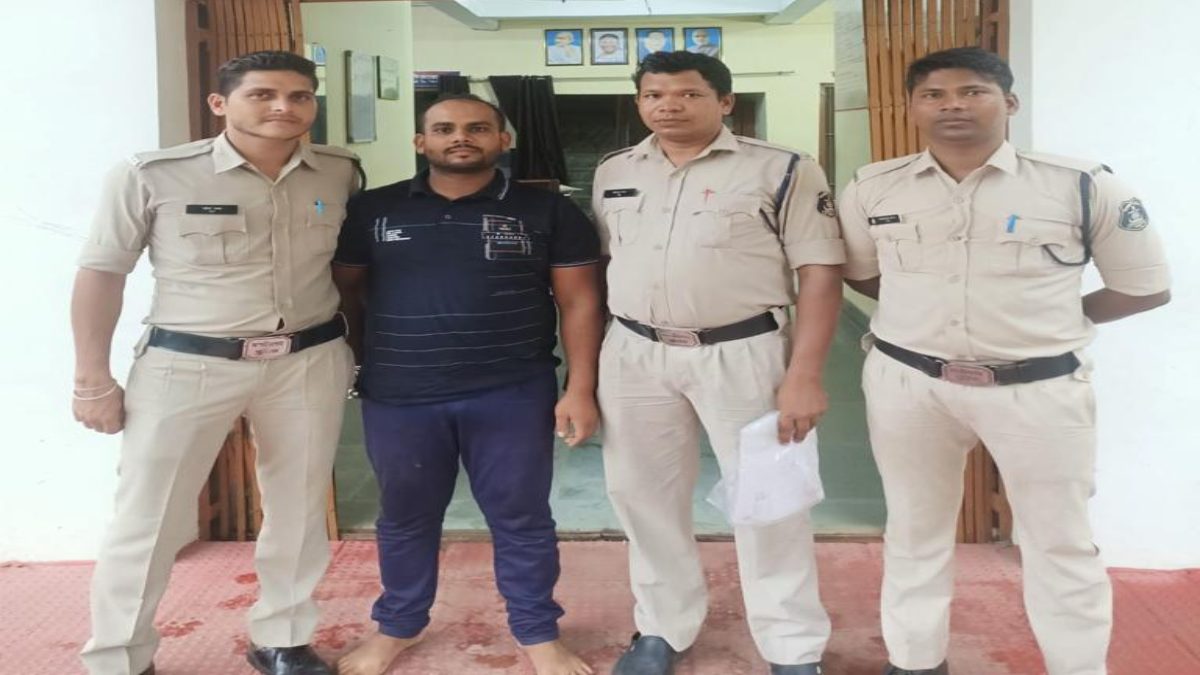 CG CRIME : नाबालिग स्कूली छात्राओं को घर छोड़ने के बहाने जंगल की ओर ले जाकर कर रहा था छेड़छाड़, आरोपी गिरफ्तार