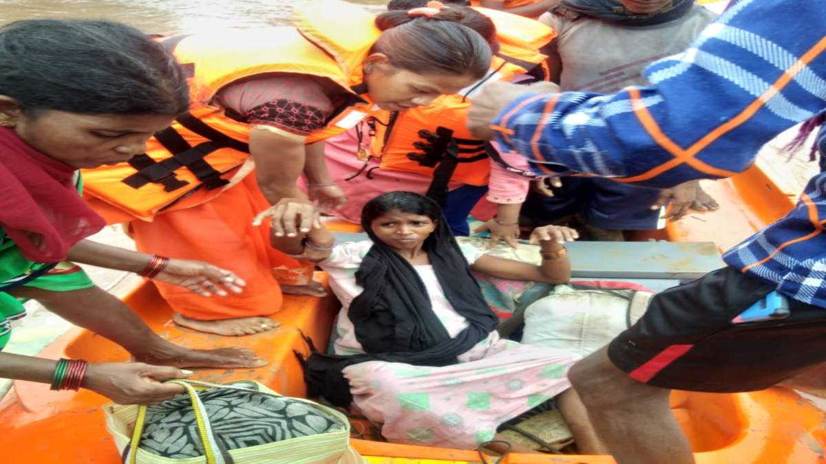 बारिश से नदी-नाले उफान पर, देवदूत बनकर पहुंचे नगर सेना के जवान, गर्भवती का रेस्क्यू कर पहुंचाया अस्पताल, देखें वीडियो…