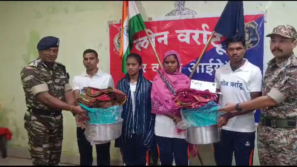 लोन वर्राटू अभियान का असर : चार इनामी नक्सलियों ने किया समर्पण, कई बड़ी वारदातों में थे शामिल