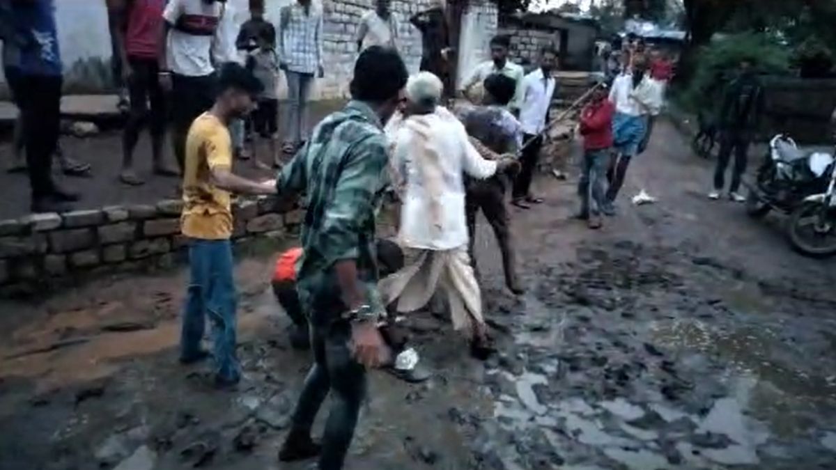 MP में दबंगईः दबंगों ने महिला सरपंच की लाठी से कर दी  पिटाई, तीन ग्रामीणों के खिलाफ SC-ST एक्ट में केस दर्ज