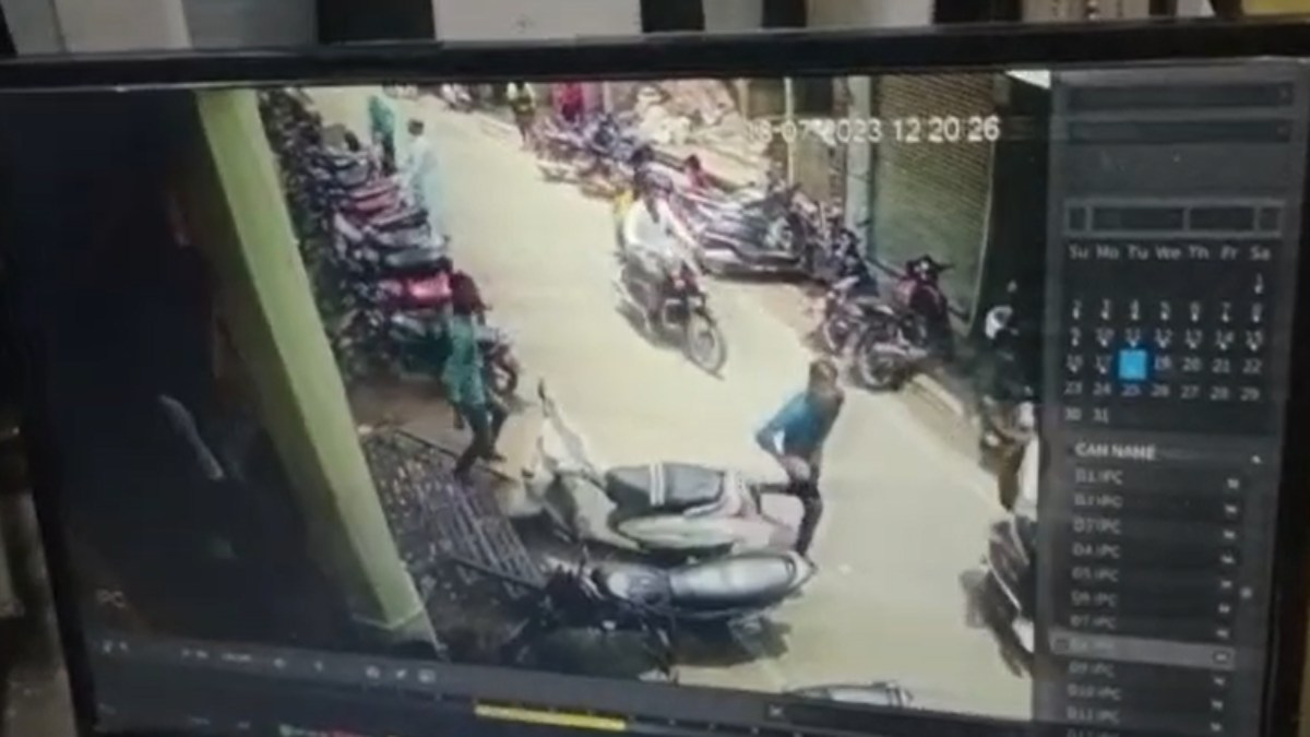 MP में उठाईगिरीः पलक झपकते बैंक के काउंटर से पौने दो लाख पार, वारदात कैमरे में कैद