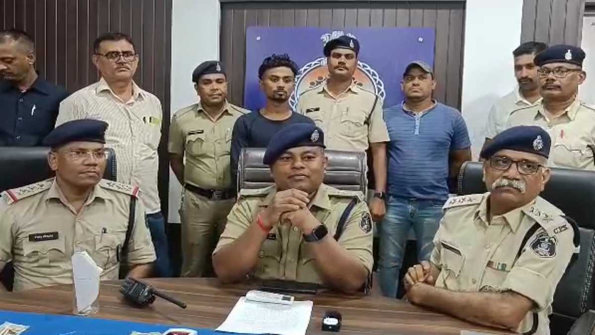 CG में स्पाइडरमैन चोर गिरफ्तार : एक छत से दूसरे छत में कूदकर करता था चोरी, पुलिस ने आरोपी को धर दबोचा, 40 हजार कैश के साथ चोरी के सामान बरामद