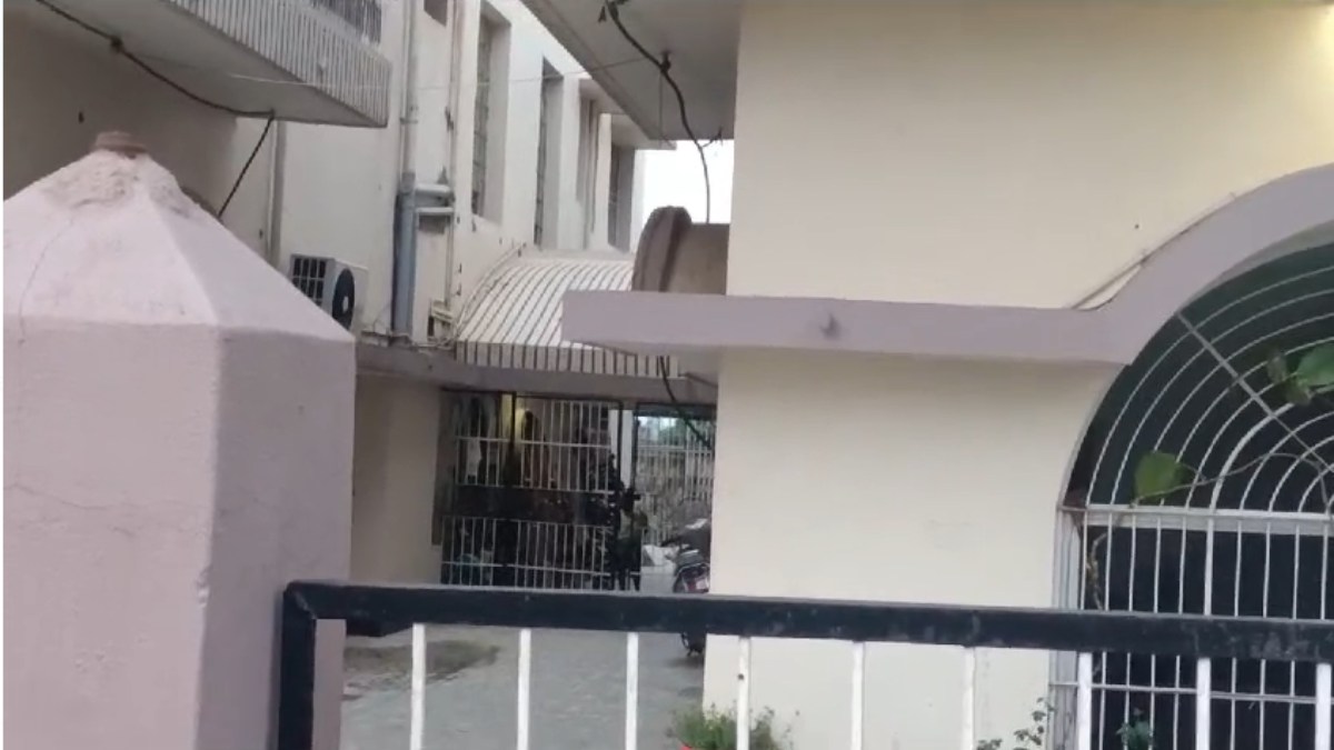 IT RAID BREAKING : राइस मिलर्स और अफसर के घर पर रेड