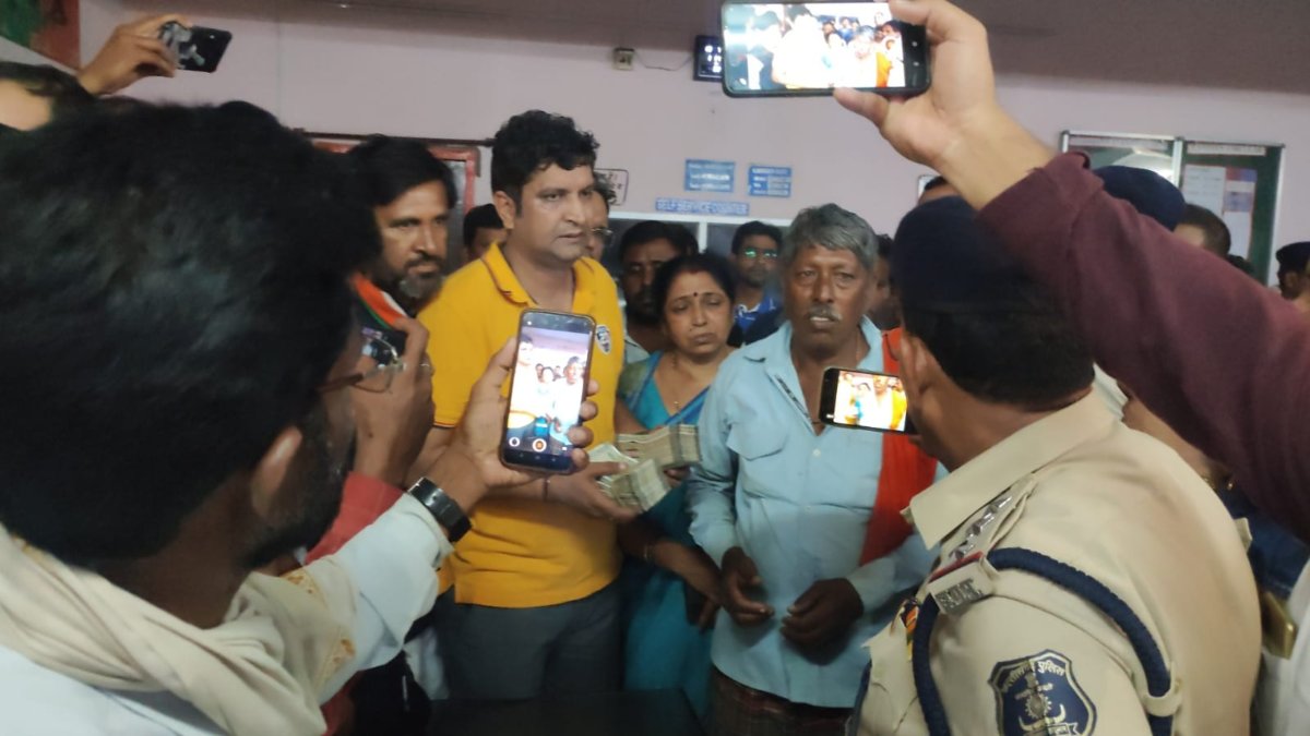 अल्ट्राटेक प्लांट हादसा : रात दो बजे तक ग्रामीणों और प्रबंधन के बीच हुआ हंगामा, समझौते के बाद शांत हुआ मामला, मृतकों के परिजनों को दिए जाएंगे 35-35 लाख रुपये