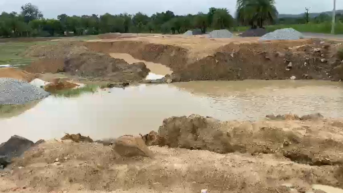 तालाब संवार रहे या चहेतों को आर्थिक लाभ पहुंचा रहे जिम्मेदार ? भरी बरसात में नियमों को ठेंगा दिखाकर किया जा रहा गहरीकरण