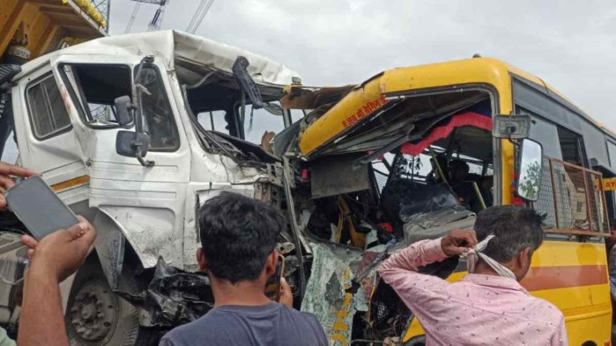 CG NEWS : स्कूल बस और ट्रेलर में टक्कर, कई बच्चे घायल