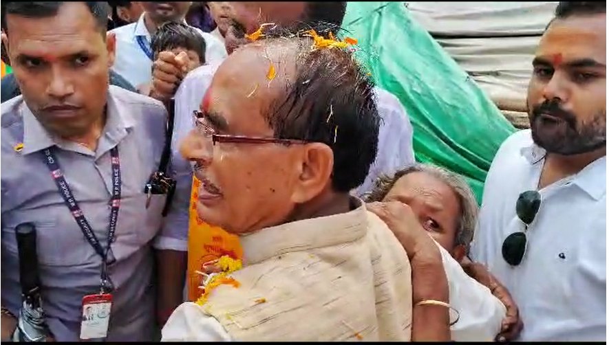 आदिवासी महिला का कच्चा मकान ढहाः सीएम ने रोड शो के दौरान लगाया गले, घर बनाने ढाई लाख का दिया चेक
