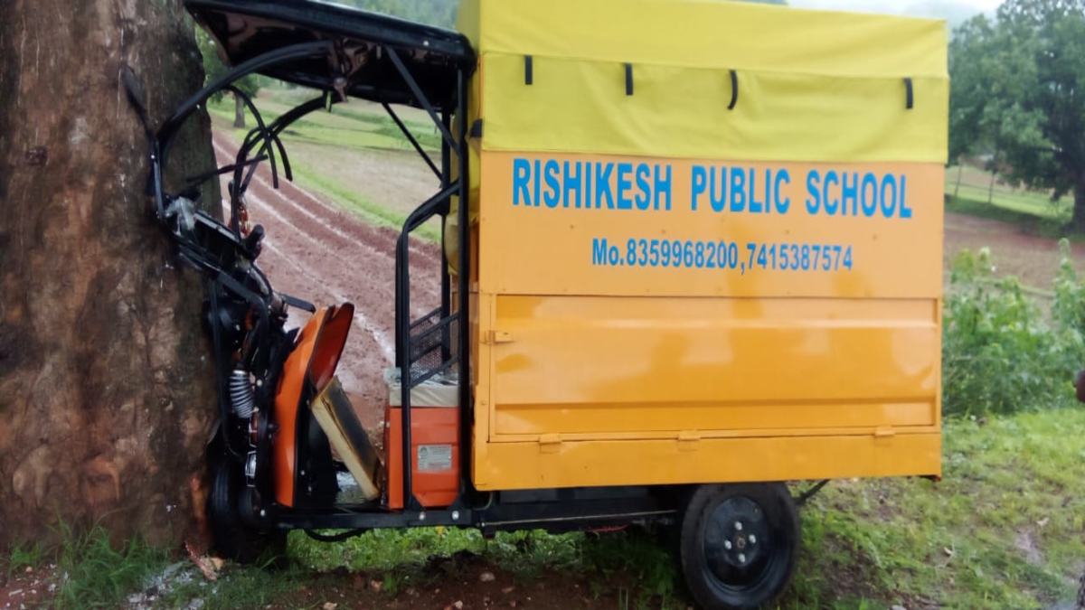 CG ACCIDENT BREAKING : स्कूली बच्चों से भरी ऑटो अनियंत्रित होकर पेड़ से टकराई, 10 बच्चे घायल, तीन की हालत नाजुक