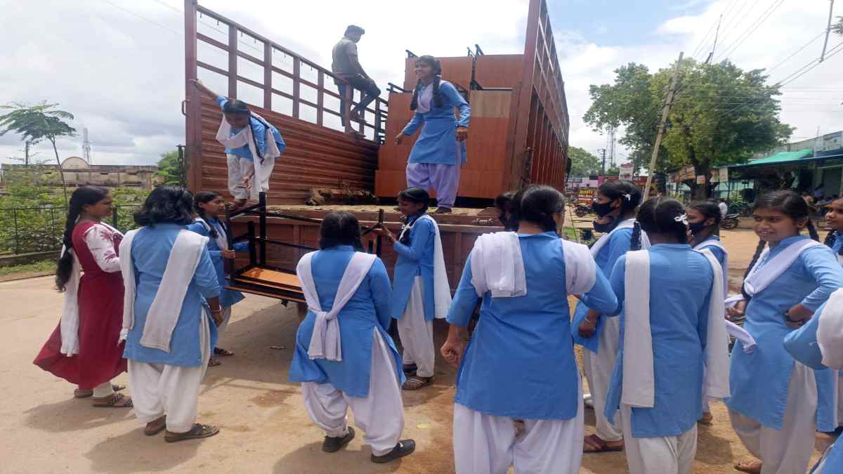 CG NEWS : हाईटेंशन तार के नीचे ट्रक से फर्नीचर ढो रहे स्कूली बच्चे, जिम्मेदार मौन…